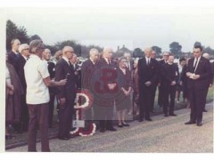 1.08.1973, Londyn, Anglia, Wielka Brytania.
29. rocznica wybuchu powstania warszawskiego. Prawdopodobnie członkowie Koła byłych Żołnierzy Armii Krajowej w Londynie składają wieniec na grobie Komendanta Armii Krajowej gen. Tadeusza Bora-Komorowskiego na cmentarzu Gunnersbury. W pierwszym rzędzie 2. z lewej stoi płk Kazimierz Iranek-Osmecki, 3. z lewej gen. Tadeusz Pełczyński, 4. z lewej Wanda Pełczyńska.
Fot. NN, Studium Polski Podziemnej w Londynie