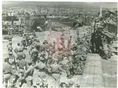 9-16.09.1943, okolice Salerno, Włochy.
Kampania włoska. Desant morski wojsk alianckich na Półwysep Apeniński. Na zdjęciu żołnierze po wylądowaniu na plaży. 
Fot. NN, Studium Polski Podziemnej w Londynie