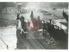 9-16.09.1943, okolice Salerno, Włochy.
Kampania włoska. Inwazja wojsk alianckich na Półwysep Apeniński. Na zdjęciu żołnierze lądują na plaży w okolicy miasta Salerno.
Fot. NN, Studium Polski Podziemnej w Londynie