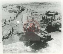 9-16.09.1943, okolice Salerno, Włochy.
Kampania włoska. Inwazja wojsk alianckich na Półwysep Apeniński. Na zdjęciu żołnierze lądują na plaży w okolicy miasta Salerno.
Fot. NN, Studium Polski Podziemnej w Londynie