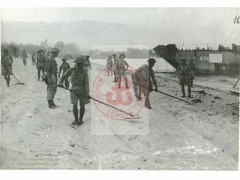 9-16.09.1943, okolice Salerno, Włochy.
Kampania włoska. Armia brytyjska ląduje na plaży w okolicy miasta Salerno na Półwyspie Apenińskim. Na zdjęciu żołnierze za pomocą wykrywacza metalu szukają min na plaży. 
Fot. NN, Studium Polski Podziemnej w Londynie