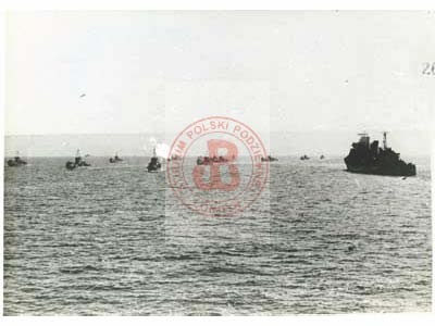 9-16.09.1943, okolice Salerno, Włochy.
Kampania włoska. Okręty wojenne aliantów podczas bombardowania floty państw osi.
Fot. NN, Studium Polski Podziemnej w Londynie