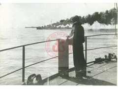 9-16.09.1943, okolice Salerno, Włochy.
Kampania włoska, inwazja aliantów na Półwysep Apeniński. Żołnierz przygląda się walkom marynarki wojennej aliantów z flotą państw osi.
Fot. NN, Studium Polski Podziemnej w Londynie