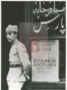Lata 40, Bliski Wschód.
Żołnierz wojsk alianckich pozuje przed wejściem do polsko - angielskiej Restauracji Europejskiej.
Fot. NN, Studium Polski Podziemnej w Londynie