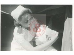 Lata 40, brak miejsca.
Szpital wojenny. Pielęgniarka bandażuje głowę rannemu żołnierzowi.
Fot. NN, Studium Polski Podziemnej w Londynie