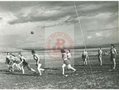 1942-1943, Bliski Wschód.
Ochotniczki z Pomocniczej Służby Kobiet podczas gry w piłkę.
Fot. NN, Studium Polski Podziemnej w Londynie 
