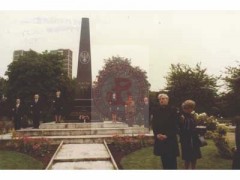 Kwiecień 1981, Londyn, Anglia, Wielka Brytania.
Uroczystości upamiętniające polskich jeńców wojennych zamordowanych wiosną 1940 roku przez NKWD, zorganizowane przez środowiska kombatanckie i polonijne przy Pomniku Katyńskim na cmentarzu Gunnersbury. 
Fot. NN, Studium Polski Podziemnej w Londynie
