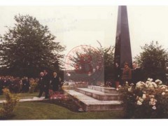 Kwiecień 1981, Londyn, Anglia, Wielka Brytania.
Środowiska kombatanckie i polonijne biorą udział w uroczystości upamiętniającej polskich jeńców wojennych zamordowanych wiosną 1940 roku przez NKWD przy Pomniku Katyńskim na cmentarzu Gunnersbury. 
Fot. NN, Studium Polski Podziemnej w Londynie