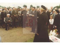 1.08.1981, Londyn, Anglia, Wielka Brytania. 
Środowiska kombatanckie i polonijne biorą udział w uroczystości z okazji rocznicy wybuchu powstania warszawskiego przy grobie Komendanta AK gen. Tadeusza Bora-Komorowskiego i jego żony Ireny na cmentarzu Gunnersbury. 
Fot. NN, Studium Polski Podziemnej w Londynie