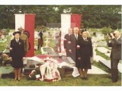 1.08.1981, Londyn, Anglia, Wielka Brytania. 
Rocznica wybuchu powstania warszawskiego. Warta honorowa członków środowisk kombatanckich przed grobem Komendanta AK gen. Tadeusza Bora-Komorowskiego i jego żony Ireny na cmentarzu Gunnersbury.
Fot. NN, Studium Polski Podziemnej w Londynie
