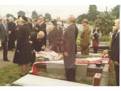 1.08.1981, Londyn, Anglia, Wielka Brytania. 
Rocznica wybuchu powstania warszawskiego. Członkowie środowisk kombatanckich składają wieniec na grobie Komendanta AK gen. Tadeusza Bora-Komorowskiego i jego żony Ireny na cmentarzu Gunnersbury.
Fot. NN, Studium Polski Podziemnej w Londynie
