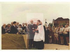 Prawdopodobnie koniec lat 60, brak miejsca.
Członek emigracyjnej Rady Trzech gen. Władysław Anders (stoi przy mikrofonie obok księdza) podczas uroczystości, w której biorą udział harcerze. 
Fot. NN, Studium Polski Podziemnej w Londynie