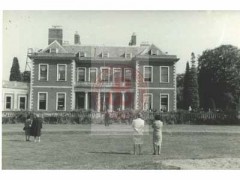 15.09.1964, Fawley Court, Anglia, Wielka Brytania.
XVII-wieczny dwór, siedziba Szkoły Zgromadzenia Ojców Marianów. Na zdjęciu uczestniczki zjazdu byłych żołnierzy Armii Krajowej przebywających na emigracji w siedzibie. 
Fot. NN, Studium Polski Podziemnej w Londynie
