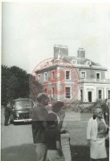 15.09.1964, Fawley Court, Anglia, Wielka Brytania.
Zjazd byłych żołnierzy Armii Krajowej przebywających na emigracji w siedzibie Szkoły Zgromadzenia Ojców Marianów. W głębi widoczny XVII-wieczny dwór. 
Fot. NN, Studium Polski Podziemnej w Londynie
 

