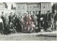 15.09.1964, Fawley Court, Anglia, Wielka Brytania.
Zjazd byłych żołnierzy Armii Krajowej. Do wspólnego zdjęcia pozuje z nimi były Komendant AK i członek Rady Trzech gen. Tadeusz Bór-Komorowski (stoi w środku). W głębi widoczny XVII-wieczny dwór, siedziba Szkoły Zgromadzenia Ojców Marianów.
Fot. NN, Studium Polski Podziemnej w Londynie 
