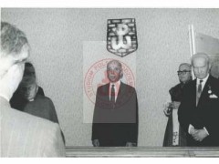 15.09.1964, Fawley Court, Anglia, Wielka Brytania.
Były Komendant Armii Krajowej i członek Rady Trzech gen. Tadeusz Bór-Komorowski (stoi w środku) przekazuje znak Polski Walczącej Szkole Ojców Marianów. 1. z prawej stoi przewodniczący Rady Studium Polski Podziemnej gen. Tadeusz Pełczyński.
Fot. NN, Studium Polski Podziemnej w Londynie