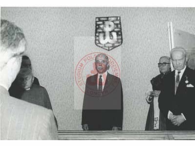 15.09.1964, Fawley Court, Anglia, Wielka Brytania.
Były Komendant Armii Krajowej i członek Rady Trzech gen. Tadeusz Bór-Komorowski (stoi w środku) przekazuje znak Polski Walczącej Szkole Ojców Marianów. 1. z prawej stoi przewodniczący Rady Studium Polski Podziemnej gen. Tadeusz Pełczyński.
Fot. NN, Studium Polski Podziemnej w Londynie