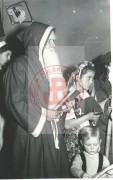 Grudzień 1951, Londyn, Anglia, Wielka Brytania.
Spotkanie dzieci członków Koła byłych Żołnierzy Armii Krajowej ze św. Mikołajem.
Fot. NN, Studium Polski Podziemnej w Londynie