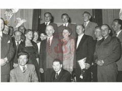 15.09.1964, Fawley Court, Anglia, Wielka Brytania.
Zjazd byłych żołnierzy Armii Krajowej w siedzibie Szkoły Zgromadzenia Ojców Marianów. W spotkaniu uczestniczy były Komendant AK i członek Rady Trzech gen. Tadeusz Bór-Komorowski (stoi w drugim rzędzie 3. od lewej).
Fot. NN, Studium Polski Podziemnej w Londynie 
