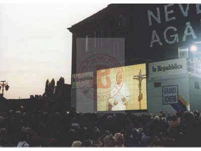 1.09.1989, Warszawa, Polska.
Międzynarodowy Dzień Modlitwy o Pokój, w których biorą udział przedstawiciele różnych kościołów i religii. Do zgromadzonych na Placu Zamkowym ludzi przemawia przez telebim papież Jan Paweł II.
Fot. NN, Studium Polski Podziemnej w Londynie