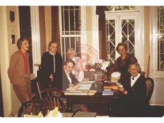1982, Londyn, Anglia, Wielka Brytania.
Wolontariuszki i pracownice Studium Polski Podziemnej, zajmujące się opracowywaniem zasobu archiwalnego dotyczącego Polskiego Państwa Podziemnego. Od lewej: R. Michalska, H. Smoleńska, Ewa Bukowska, B. Domańska. Po prawej stronie stołu od okna siedzą: K. Bulewicz, Halina Czarnocka - archiwistka i kierownik Studium Polski Podziemnej.
Fot. NN, Studium Polski Podziemnej w Londynie