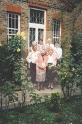 1996, Londyn, Anglia, Wielka Brytania.
Pracownicy i wolontariusze Studium Polski Podziemnej, pozują do zdjęcia przed siedzibą SPP przy Leopold Road 11 w dzielnicy Ealing.
Fot. NN, Studium Polski Podziemnej w Londynie
