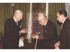 28.01.1980, Londyn, Anglia, Wielka Brytania.
Przewodniczący Zarządu Studium Polski Podziemnej gen. Tadeusz Pełczyński (2. z prawej) wręcza Krzyż Armii Krajowej prezydentowi RP na uchodźstwie Edwardowi Raczyńskiemu (1. z lewej). Decyzję tę podjęli przedstawiciele Koła byłych Żołnierzy Armii Krajowej, Koła Cichociemnych oraz Studium Polski Podziemnej w Londynie
Fot. NN, Studium Polski Podziemnej w Londynie