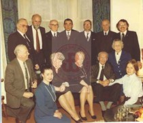 14.02.1982, Londyn, Anglia, Wielka Brytania.
Urodziny przewodniczącego Zarządu Studium Polski Podziemnej gen. Tadeusza Pełczyńskiego zorganizowane u jego córki, Marii Bobrowskiej. W pierwszym rzędzie 2. z prawej siedzi archiwistka i kierownik Studium Polski Podziemnej Halina Czarnocka, 3. z prawej gen. Tadeusz Pełczyński. 
Fot. NN, Studium Polski Podziemnej w Londynie