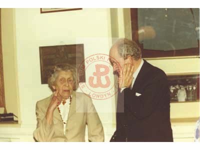 Lata 80, Londyn, Anglia, Wielka Brytania.
Halina Czarnocka, archiwistka i kierownik Studium Polski Podziemnej oraz Zbigniew Bokiewicz, powstaniec warszawski, członek Koła byłych Żołnierzy AK, pracownik SPP.
Fot. NN, Studium Polski Podziemnej w Londynie
