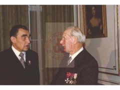 Lata 80, Londyn, Anglia, Wielka Brytania.
Prezes Zarządu Głównego Koła byłych żołnierzy AK w Londynie ppłk Michał Mandziara (z prawej) i P. Steciak podczas rozmowy.
Fot. NN, Studium Polski Podziemnej w Londynie
