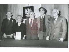 5.12.1980, Londyn, Anglia, Wielka Brytania.
Uroczystość wręczenia corocznej nagrody pisarskiej przyznawanej przez Stowarzyszenie Polskich Kombatantów w Polskim Ośrodku Społeczno-Kulturalnym. Stoją od lewej: płk Kazimierz Iranek-Osmecki, kierownik archiwum Studium Polski Podziemnej Halina Czarnocka, S. Soboniewski, P. Raina, Wiesław Lasocki.  
Fot. NN, Studium Polski Podziemnej w Londynie
