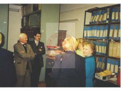 Prawdopodobnie 1998, Londyn, Anglia, Wielka Brytania.
Członkowie Koła byłych Żołnierzy Armii Krajowej oraz pracownicy Studium Polski Podziemnej podczas spotkania opłatkowego w siedzibie SPP. 1. z prawej stoi  kierownik archiwum Instytutu Polskiego i Muzeum im. gen. Sikorskiego Andrzej Suchcitz.
Fot. NN, Studium Polski Podziemnej w Londynie