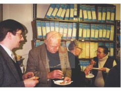 Prawdopodobnie 1998, Londyn, Anglia, Wielka Brytania.
Członkowie Koła byłych Żołnierzy Armii Krajowej oraz pracownicy Studium Polski Podziemnej podczas spotkania opłatkowego w siedzibie SPP. 1. z prawej stoi kierownik archiwum Instytutu Polskiego i Muzeum im. gen. Sikorskiego Andrzej Suchcitz.
Fot. NN, Studium Polski Podziemnej w Londynie
