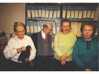 Prawdopodobnie 1998, Londyn, Anglia, Wielka Brytania.
Członkowie Koła byłych Żołnierzy Armii Krajowej oraz pracownicy Studium Polski Podziemnej podczas spotkania opłatkowego w siedzibie SPP. 
Fot. NN, Studium Polski Podziemnej w Londynie