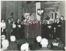 31.07.1952, Londyn, Anglia, Wielka Brytania.
Środowiska kombatanckie i polonijne biorą udział w uroczystej akademii zorganizowanej z okazji 8. rocznicy wybuchu powstania warszawskiego. 
Fot. NN, Studium Polski Podziemnej w Londynie
