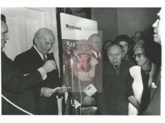 1974, Londyn, Anglia, Wielka Brytania.
Członek Rady Najwyżej Koła byłych Żołnierzy Armii Krajowej i przewodniczący Zarządu Studium Polski Podziemnej gen. Tadeusz Pełczyński przemawia na uroczystości otwarcia wystawy 