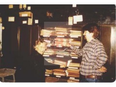 1982, Londyn, Anglia, Wielka Brytania.
Pracownicy Studium Polski Podziemnej. Stoją od lewej: archiwistka i kierownik archiwum SPP Halina Czarnocka, J. Micgiel z USA.
Fot. NN, Studium Polski Podziemnej w Londynie
