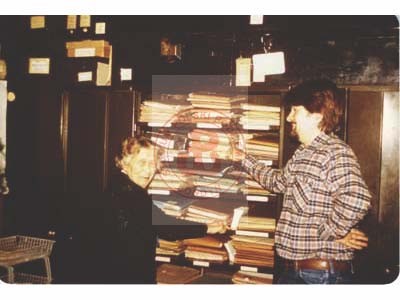 1982, Londyn, Anglia, Wielka Brytania.
Pracownicy Studium Polski Podziemnej. Stoją od lewej: archiwistka i kierownik archiwum SPP Halina Czarnocka, J. Micgiel z USA.
Fot. NN, Studium Polski Podziemnej w Londynie
