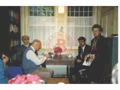 1995, Londyn, Anglia, Wielka Brytania.
Pracownicy Studium Polski Podziemnej. Przy oknie z prawej strony siedzi kierownik archiwum SPP Andrzej Suchcitz.
Fot. NN, Studium Polski Podziemnej w Londynie
