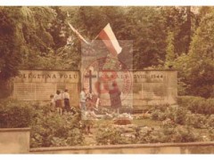 Sierpień 1987, Pęcice, woj. warszawskie, Polska.
Pomnik-mauzolum poświęcony 91 uczestników powstania warszawskiego z oddziału ppłk Mieczysława Sokołowskiego ps. 