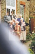 Czerwiec 1998, Londyn, Anglia, Wielka Brytania.
Pracownicy i wolontariusze Studium Polski Podziemnej przed siedzibą archiwum przy ul. Leopold Road 11 w dzielnicy Ealing. W pierwszym górnym rzędzie 1. z lewej stoi Andrzej Suchcitz, 2. Krzysztof Bożejewicz. 
Fot. NN, Studium Polski Podziemnej w Londynie