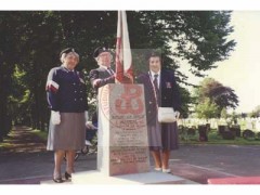 Lata 90, brak miejsca.
Byli żołnierze Polskich Sił Zbrojnych stoją przy pomniku poświęconym lotnikom, którzy nieśli pomoc powstaniu warszawskiemu.
Fot. NN, Studium Polski Podziemnej w Londynie