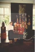 Lata 90, Londyn, Anglia, Wielka Brytania.
Pracownice ze Studium Polski Podziemnej podczas zwiedzania muzeum, będącego częścią Instytutu Polski i Muzeum im. gen. Sikorskiego w Londynie. Do zdjęcia pozują przed ekspozycją sztandarów Wojska Polskiego.
Fot. NN, Studium Polski Podziemnej w Londynie