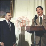 1984, Waszyngton, Stany Zjednoczone.
Obchody 40. rocznicy powstania warszawskiego w Białym Domu. Na mównicy przemawia prezydent USA Ronald Reagan (z prawej). Obok stoi Adam Komorowski, syn Komendanta Armii Krajowej gen. Tadeusza Bora-Komorowskiego.
Fot. NN, Studium Polski Podziemnej w Londynie