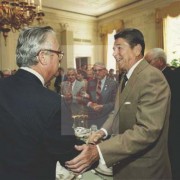 1984, Waszyngton, Stany Zjednoczone.
Obchody 40. rocznicy powstania warszawskiego w Białym Domu. Prezydent USA Ronald Reagan (z prawej) wita się z Prezesem Kongresu Polonii Amerykańskiej Alojzym Mazewskim. 
Fot. NN, Studium Polski Podziemnej w Londynie