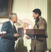 1984, Waszyngton, Stany Zjednoczone.
Obchody 40. rocznicy powstania warszawskiego w Białym Domu. Prezydent USA Ronald Reagan (z prawej) podczas rozmowy z działaczem polonijnym przy Kongresie Polonii Amerykańskiej i byłym żołnierzem Armii Krajowej płk Janem Morelowskim. 
Fot. NN, Studium Polski Podziemnej w Londynie 
