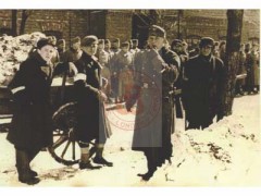 1939-1945, Generalne Gubernatorstwo.
Okupacja niemiecka. Żołnierz niemiecki podczas pilnowania pracujących przy wozie Żydów.
Fot. NN, Studium Polski Podziemnej w Londynie