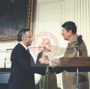 1984, Waszyngton, Stany Zjednoczone.
Obchody 40. rocznicy powstania warszawskiego w Białym Domu. Prezydent USA Ronald Reagan (z prawej) przekazuje Adamowi Komorowskiemu, synowi Komendanta Armii Krajowej gen. Tadeusza Bora-Komorowskiego odznaczenie Legion of Merit, nadane generałowi pośmiertnie.
Fot. NN, Studium Polski Podziemnej w Londynie