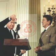 1984, Waszyngton, Stany Zjednoczone.
40. rocznica powstania warszawskiego w Białym Domu. Stefan Korboński (z lewej) pokazuje Krzyż Armii Krajowej gościom biorącym udział w uroczystości, który otrzyma prezydent USA Ronald Reagan (z prawej). 
Fot. NN, Studium Polski Podziemnej w Londynie 
