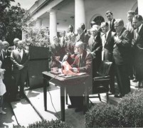 1-2.08.1964, Waszyngton, Stany Zjednoczone.
Obchody 20. rocznicy wybuchu Powstania Warszawskiego u prezydenta Lyndona B. Johnsona w Białym Domu. Zorganizował je przewodniczący Komitetu Obchodu Dwudziestolecia Powstania Warszawskiego - Stefan Korboński. Na zdjęciu prezydent USA podpisuje proklamacje ogłaszającą 1 sierpnia 1964 roku Dniem Powstania Warszawskiego.
Fot. NN, Studium Polski Podziemnej w Londynie